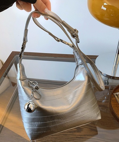 mebole（メボレ）の「ワンハンドルショルダーハンドバッグ（ショルダーバッグ・レディース・ホワイト/ブラック/シルバー・FREE）」の16枚目の写真