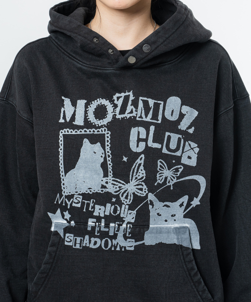 MOZMOZ(モズモズ)の「テリー裏起毛ピグメントミステリーキャットオーバーサイズフードブラック(パーカー・レディース・その他・1/2/3)」の2枚目の写真