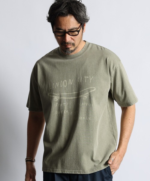 The DUFFER of ST.GEORGE(ザダファーオブセントジョージ)の「POWDER BLEACH VINTAGE DYE TEE:パウダーブリーチ 手書き風プリントTシャツ / ヴィンテージ加工 / 顔料染め / 製品染め(Tシャツ/カットソー・メンズ・ブラック/カーキ/ホワイト・X-LARGE/LARGE/MEDIUM)」の2枚目の写真