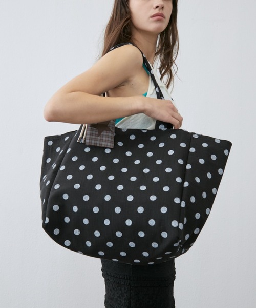 Rohwel(ローウェル)の「Oversized Dot Tote Bag / オーバーサイズドットトートバッグ(トートバッグ・レディース・ホワイト/ブラック・FREE)」の2枚目の写真