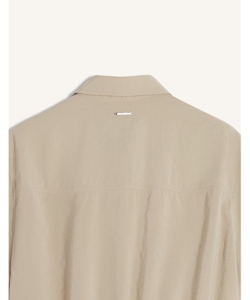 Maison Kitsune(メゾンキツネ)の「DRAWSTRING CROPPED SHIRT(シャツ/ブラウス・レディース・ライトオリーブ・34/40/38/36)」の4枚目の写真