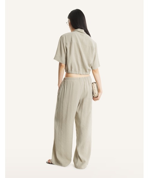Maison Kitsune(メゾンキツネ)の「DRAWSTRING CROPPED SHIRT(シャツ/ブラウス・レディース・ライトオリーブ・34/40/38/36)」の6枚目の写真