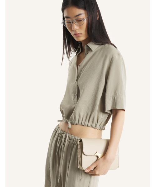 Maison Kitsune(メゾンキツネ)の「DRAWSTRING CROPPED SHIRT(シャツ/ブラウス・レディース・ライトオリーブ・34/40/38/36)」の7枚目の写真