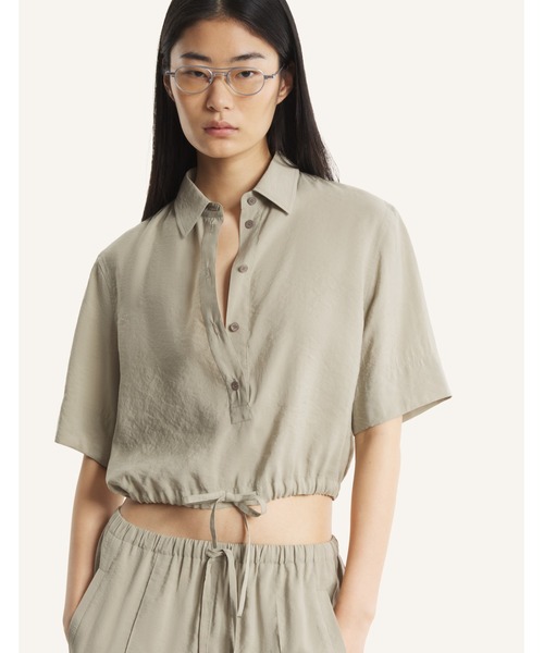 Maison Kitsune(メゾンキツネ)の「DRAWSTRING CROPPED SHIRT(シャツ/ブラウス・レディース・ライトオリーブ・34/40/38/36)」の8枚目の写真