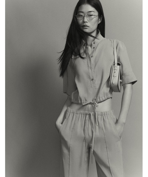 Maison Kitsune(メゾンキツネ)の「DRAWSTRING CROPPED SHIRT(シャツ/ブラウス・レディース・ライトオリーブ・34/40/38/36)」の2枚目の写真