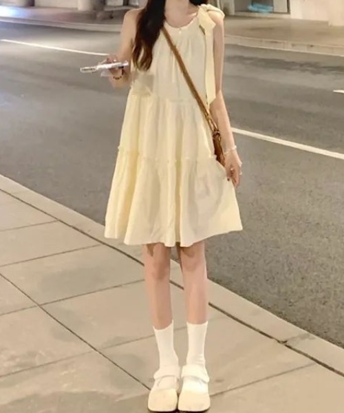 AMAJI（アマジ）の「ホルターネック フリル ワンピース（ワンピース・レディース・ベージュ・SMALL/MEDIUM/LARGE/X-LARGE）」の3枚目の写真