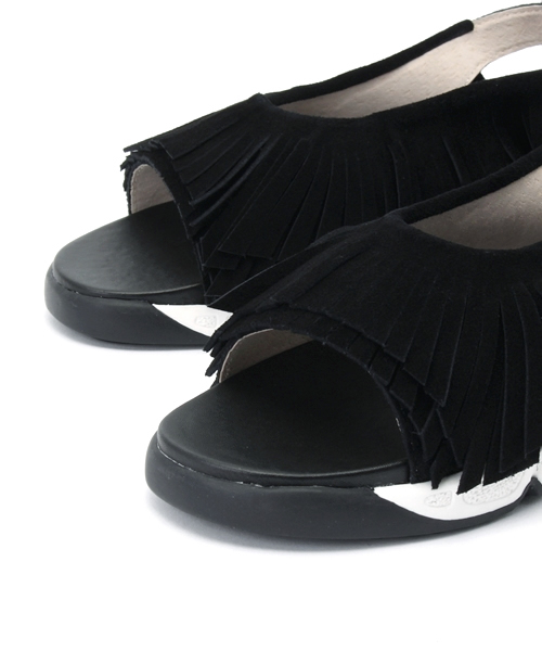 A part by（アパートバイ）の「ME&HERフリンジサンダル 708038（サンダル・レディース・オフホワイト/ブラック・23.5cm/24.5cm）」の6枚目の写真