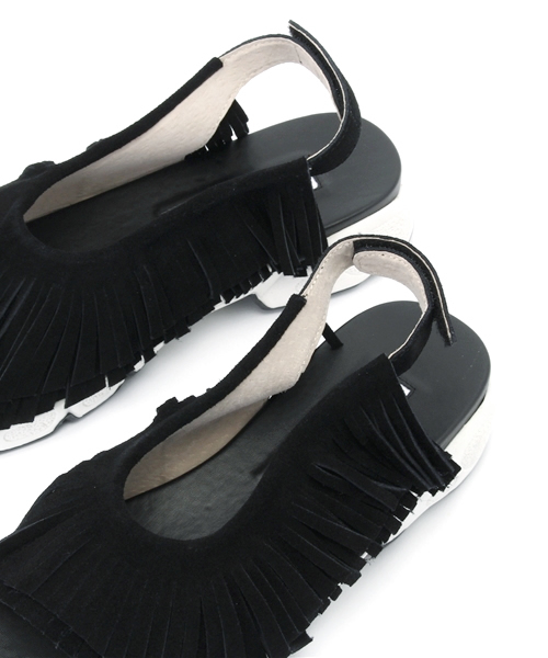 A part by（アパートバイ）の「ME&HERフリンジサンダル 708038（サンダル・レディース・オフホワイト/ブラック・23.5cm/24.5cm）」の7枚目の写真
