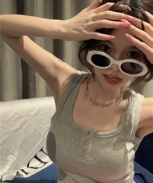 boemy(ボエミー)の「ヘンリーネッククロップド タンクトップ(タンクトップ・レディース・カーキ/ピンク/ホワイト/グレー/ブラック・S/M/XL/L)」の13枚目の写真