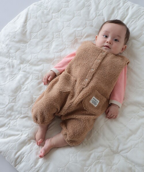 BEAMS mini(ビームスミニ)の「【WEB限定】ベビー ボア オーバーオール 2026FW(70~80cm)秋冬 定番 人気 プチプラ カジュアル もこもこ(ロンパース・キッズ・ベージュ/ホワイト系その他5・70/80)」の1枚目の写真
