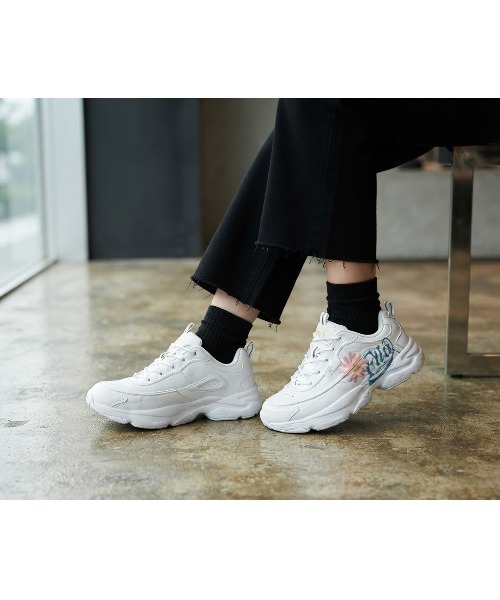 FILA(フィラ)の「RAYTONA SCRIPT / レイトナスクリプト(スニーカー・レディース・ホワイト・26.0cm/22.5cm/25.0cm/24.5cm/24.0cm/28.0cm/23.5cm/23.0cm)」の1枚目の写真