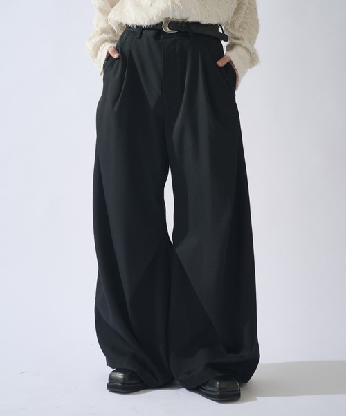 Lui's(ルイス)の「SURJENT ディープタックパンツ(スラックス・メンズ・チャコールグレー/ブラック・1/2)」の3枚目の写真