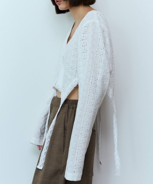 flaeu（フラユ）の「2WAY Lace Garter Blouse（シャツ/ブラウス・レディース・ブラック/ホワイト・FREE）」の4枚目の写真