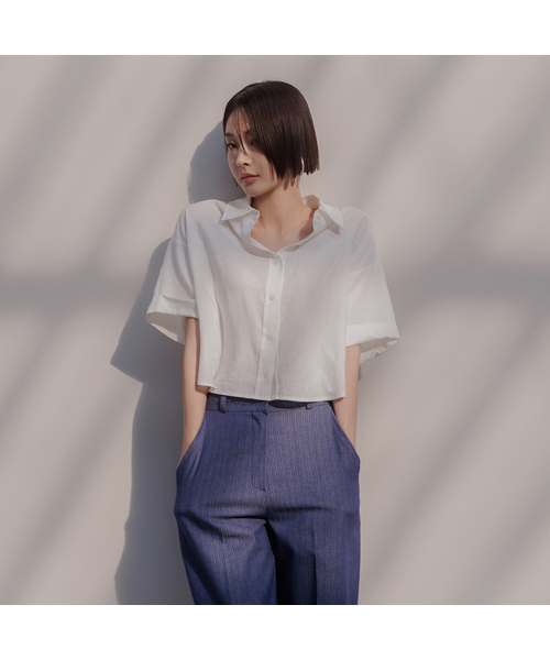 MEMUA（メムア）の「リネンバックボタンクロップシャツ（アッシュダークグリーン）（シャツ/ブラウス・レディース・ダークグリーン/ブラウン/アイボリー・FREE）」の2枚目の写真