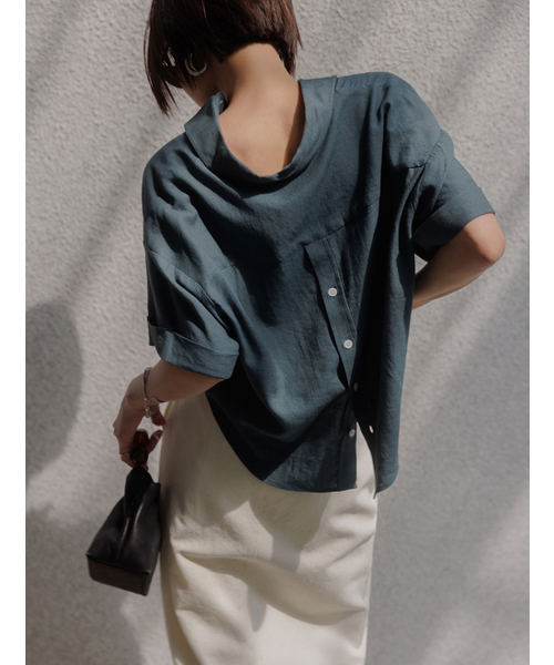 MEMUA（メムア）の「リネンバックボタンクロップシャツ（アッシュダークグリーン）（シャツ/ブラウス・レディース・ダークグリーン/ブラウン/アイボリー・FREE）」の4枚目の写真