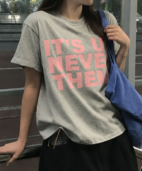 VIVID LADY(ビビッドレディー)の「ロゴプリント 半袖Tシャツ(Tシャツ/カットソー・レディース・ブラック/オートミール/ライトブルー/グレー/ネイビー・FREE)」の2枚目の写真