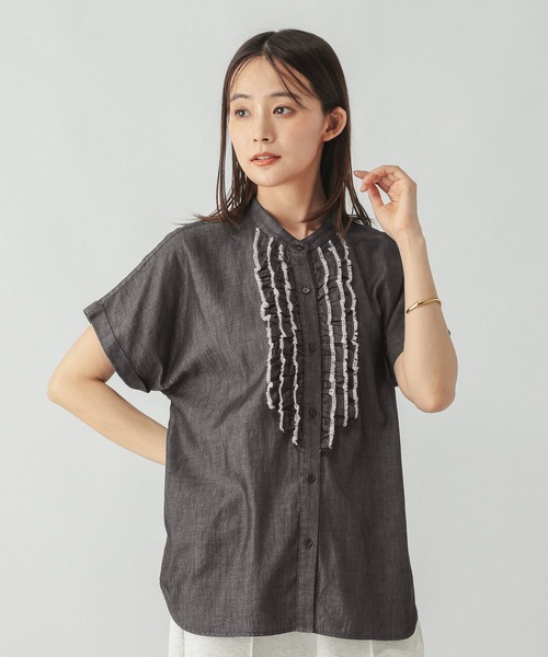 GLOBAL WORK(グローバルワーク)の「ライトデニムフリルブラウス半袖/842313(シャツ/ブラウス・レディース・インディゴブルー/ブラック・MEDIUM/LARGE)」の2枚目の写真