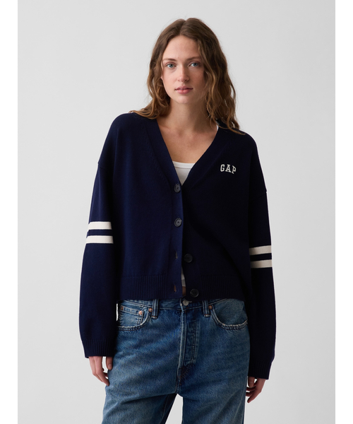 GAP(ギャップ)の「コットン100% オーバーサイズ GAPロゴ ニットカーディガン(ニット/セーター・レディース・レッド/ネイビー/ブラウン・XXS/XL/L/M/S/XS)」の2枚目の写真