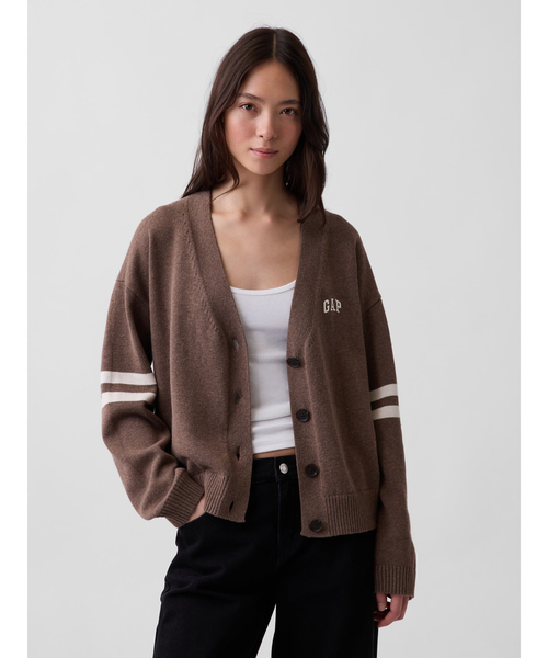 GAP(ギャップ)の「コットン100% オーバーサイズ GAPロゴ ニットカーディガン(ニット/セーター・レディース・レッド/ネイビー/ブラウン・XXS/XL/L/M/S/XS)」の1枚目の写真