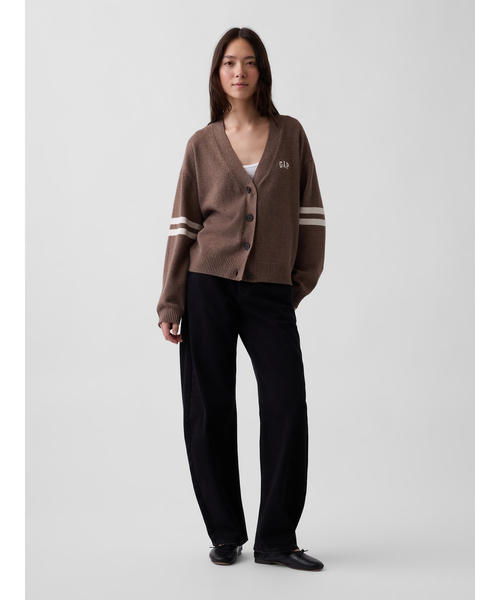GAP(ギャップ)の「コットン100% オーバーサイズ GAPロゴ ニットカーディガン(ニット/セーター・レディース・レッド/ネイビー/ブラウン・XXS/XL/L/M/S/XS)」の6枚目の写真