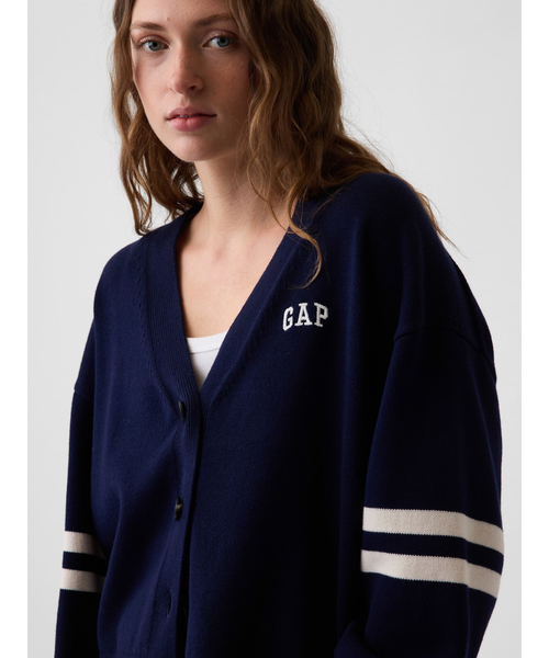 GAP(ギャップ)の「コットン100% オーバーサイズ GAPロゴ ニットカーディガン(ニット/セーター・レディース・レッド/ネイビー/ブラウン・XXS/XL/L/M/S/XS)」の7枚目の写真