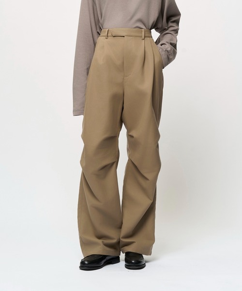 Juha（ユハ）の「DIMENSIONAL KNEE TUCK PANTS（カーゴパンツ・メンズ・ブラック/ベージュ/チャコールグレー・2/3/4）」の3枚目の写真