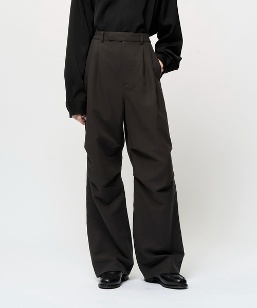 Juha（ユハ）の「DIMENSIONAL KNEE TUCK PANTS（カーゴパンツ・メンズ・ブラック/ベージュ/チャコールグレー・2/3/4）」の2枚目の写真