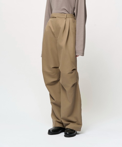 Juha（ユハ）の「DIMENSIONAL KNEE TUCK PANTS（カーゴパンツ・メンズ・ブラック/ベージュ/チャコールグレー・2/3/4）」の4枚目の写真