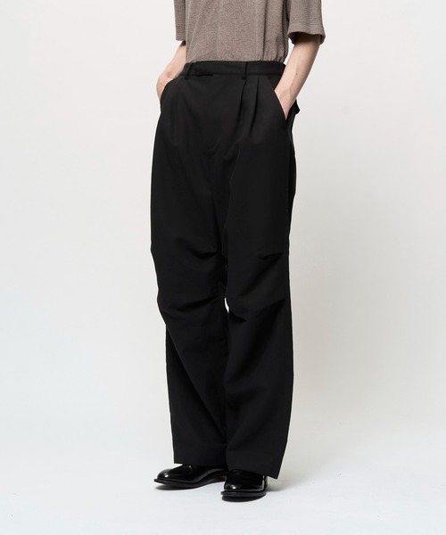 Juha（ユハ）の「DIMENSIONAL KNEE TUCK PANTS（カーゴパンツ・メンズ・ブラック/ベージュ/チャコールグレー・2/3/4）」の7枚目の写真