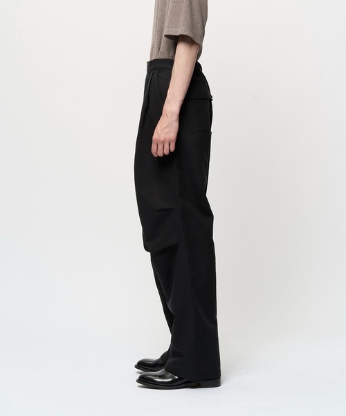 Juha（ユハ）の「DIMENSIONAL KNEE TUCK PANTS（カーゴパンツ・メンズ・ブラック/ベージュ/チャコールグレー・2/3/4）」の8枚目の写真