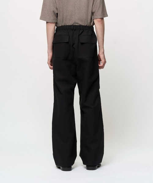Juha（ユハ）の「DIMENSIONAL KNEE TUCK PANTS（カーゴパンツ・メンズ・ブラック/ベージュ/チャコールグレー・2/3/4）」の9枚目の写真