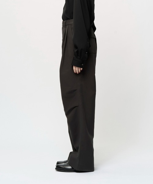 Juha（ユハ）の「DIMENSIONAL KNEE TUCK PANTS（カーゴパンツ・メンズ・ブラック/ベージュ/チャコールグレー・2/3/4）」の10枚目の写真