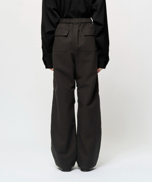 Juha（ユハ）の「DIMENSIONAL KNEE TUCK PANTS（カーゴパンツ・メンズ・ブラック/ベージュ/チャコールグレー・2/3/4）」の11枚目の写真