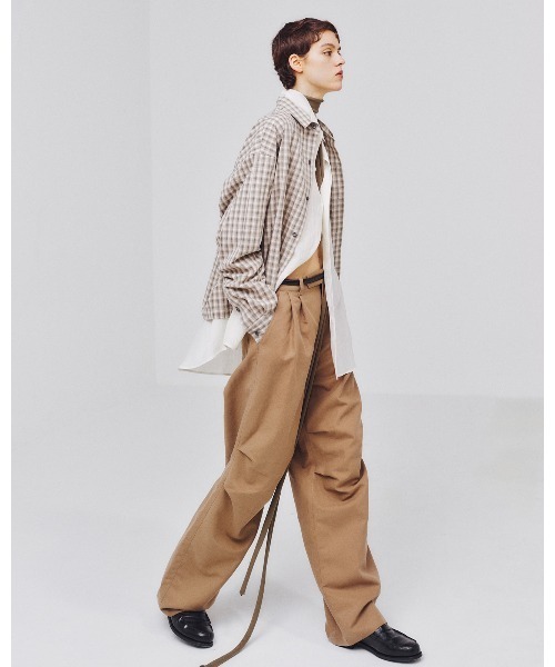 Juha（ユハ）の「DIMENSIONAL KNEE TUCK PANTS（カーゴパンツ・メンズ・ブラック/ベージュ/チャコールグレー・2/3/4）」の19枚目の写真