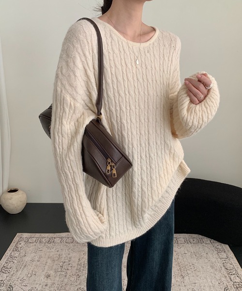COCOMOMO(ココモモ)の「ゆるっとラフカジ ケーブルニット ボリュームスリーブ オーバーサイズ クルーネック ニット セーター トップス 長袖 ロング ゆるニット 秋服 冬服(ニット/セーター・レディース・ダークグレー/ブラック/ダークブラウン/ネイビー/ベージュ/ライトブラウン/グリーン/アイボリー・FREE)」の15枚目の写真
