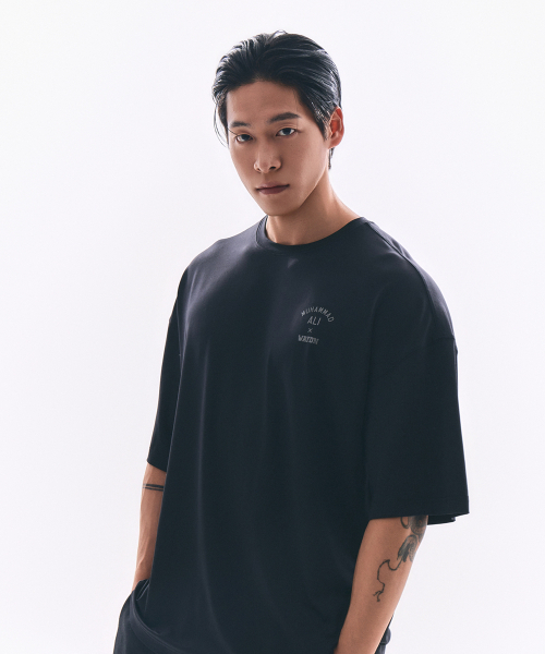 WAYDN（ウェイドゥン）の「[ALI] ザ・グレイテスト オーバーサイズ ショートスリーブ ブラック（Tシャツ/カットソー・メンズ・その他・MEDIUM/LARGE/X-LARGE/XX-LARGE）」の3枚目の写真