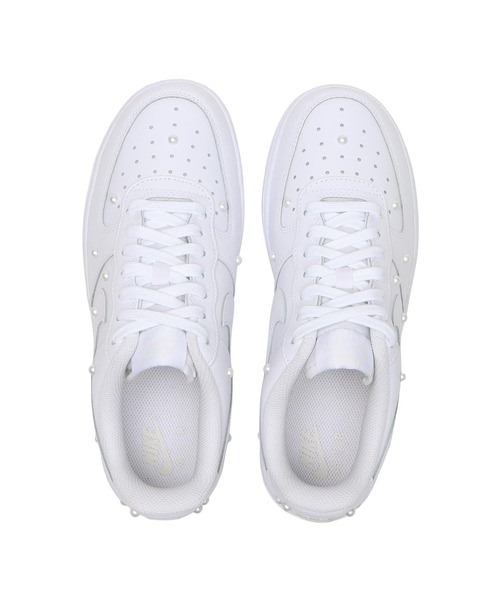 NIKE(ナイキ)の「W AIR FORCE 1 '07 SE IQ0133-101(スニーカー・レディース・ホワイト・25.0cm/25.5cm/26.0cm/26.5cm/27.0cm/27.5cm/22.0cm/22.5cm/23.0cm/23.5cm/24.0cm/24.5cm/28.0cm/28.5cm/29.0cm)」の3枚目の写真