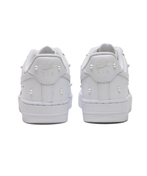 NIKE(ナイキ)の「W AIR FORCE 1 '07 SE IQ0133-101(スニーカー・レディース・ホワイト・25.0cm/25.5cm/26.0cm/26.5cm/27.0cm/27.5cm/22.0cm/22.5cm/23.0cm/23.5cm/24.0cm/24.5cm/28.0cm/28.5cm/29.0cm)」の4枚目の写真