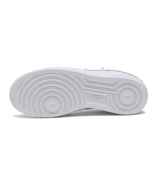 NIKE(ナイキ)の「W AIR FORCE 1 '07 SE IQ0133-101(スニーカー・レディース・ホワイト・25.0cm/25.5cm/26.0cm/26.5cm/27.0cm/27.5cm/22.0cm/22.5cm/23.0cm/23.5cm/24.0cm/24.5cm/28.0cm/28.5cm/29.0cm)」の6枚目の写真