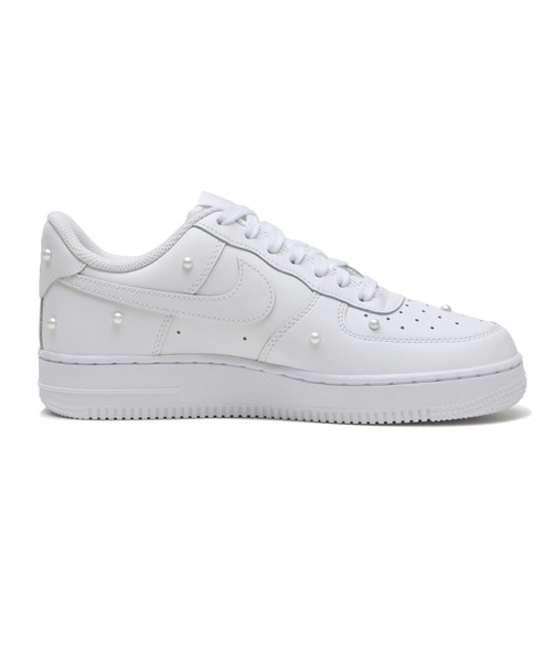NIKE(ナイキ)の「W AIR FORCE 1 '07 SE IQ0133-101(スニーカー・レディース・ホワイト・25.0cm/25.5cm/26.0cm/26.5cm/27.0cm/27.5cm/22.0cm/22.5cm/23.0cm/23.5cm/24.0cm/24.5cm/28.0cm/28.5cm/29.0cm)」の5枚目の写真
