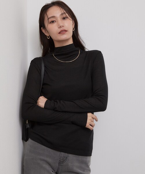 OPAQUE.CLIP(オペークドットクリップ)の「なめらかシアーハイネックカットソー【洗濯機OK/抗ピル】(Tシャツ/カットソー・レディース・ホワイト/ピンク/ライトグレー/ブラック・38/36/40/42)」の2枚目の写真