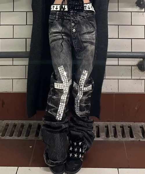 lilful（リルフル）の「Y2K ウォッシュ加工 クロススタッズ ルーズフレアパンツ（デニムパンツ・レディース・ブラック・M）」の3枚目の写真