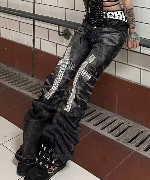 lilful（リルフル）の「Y2K ウォッシュ加工 クロススタッズ ルーズフレアパンツ（デニムパンツ・レディース・ブラック・M）」の5枚目の写真