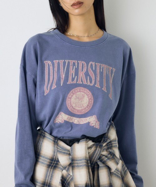 AZUL by moussy(アズールバイマウジー)の「ピグメントロックTシャツ 秋服 冬服 春服 ロンT 長袖 プリントTシャツ ロゴT(Tシャツ/カットソー・レディース・ブルー/ブラック・FREE)」の2枚目の写真