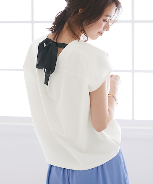 Pierrot(ピエロ)の「バックリボン フレンチスリーブ ポンチ素材トップス(Tシャツ/カットソー・レディース・ブルー/オフホワイト/ブラック/カーキ/ピンクベージュ/ネイビー・L/M)」の2枚目の写真