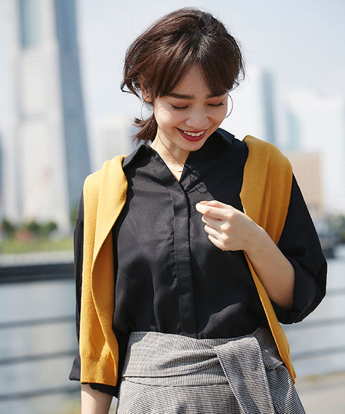12Twelve Agenda(トゥエルブ アジェンダ)の「3WAYオフショル風ビスチェ付シャツ(シャツ/ブラウス・レディース・ブラック/カーキ・M)」の10枚目の写真