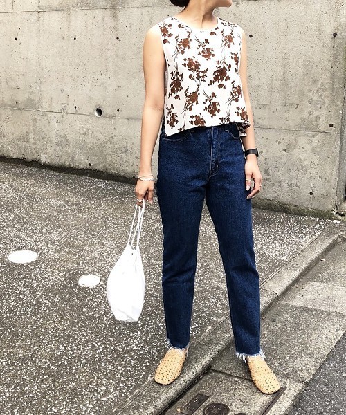 TODAYFUL（トゥデイフル）の「フラワータンクトップ（タンクトップ・レディース・ホワイト/ブラック・FREE）」の3枚目の写真