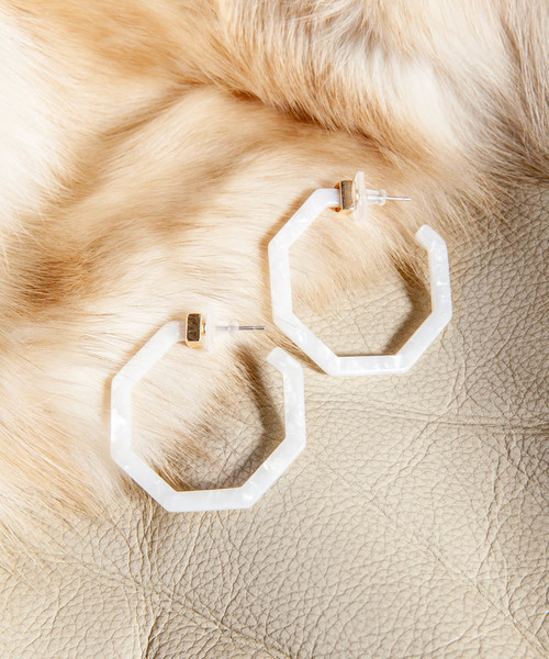 Edit Sheen(エディットシーン)の「べっ甲六角フープピアス(ピアス(両耳用)・レディース・ホワイト/ブラウン・FREE)」の8枚目の写真