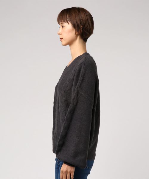 KOBE LETTUCE（コウベレタス）の「ゆったりBIGケーブル編みボリュームスリーブVネックニットトップス＊レディース/セーター[C3195]神戸レタス（ニット/セーター・レディース・チャコールグレー/グレー/ピンク/アイボリー・FREE）」の5枚目の写真