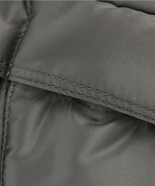 BEAMS（ビームス）の「PORTER / TANKER 30th 2WAY WAIST BAG（ボディバッグ/ウエストポーチ・メンズ・グレー・ONE SIZE）」の7枚目の写真